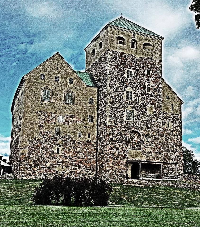 LOW ANGLE VIEW OF HISTORIC BUILDING AGAINST SKY