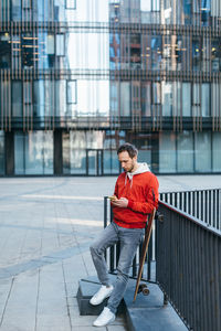 Stylish hipster chatting in the mobile phone. concept of leisure activity. urban and street photo. 