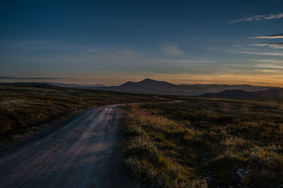 The road from høvringen to smuksjøseter fjellstue, blåhøe 1617 meter in horisont