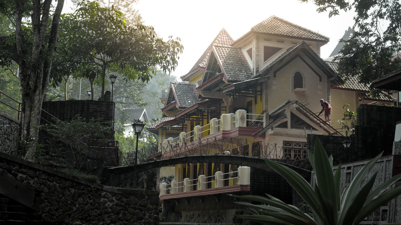 LOW ANGLE VIEW OF BUILDINGS IN A CITY