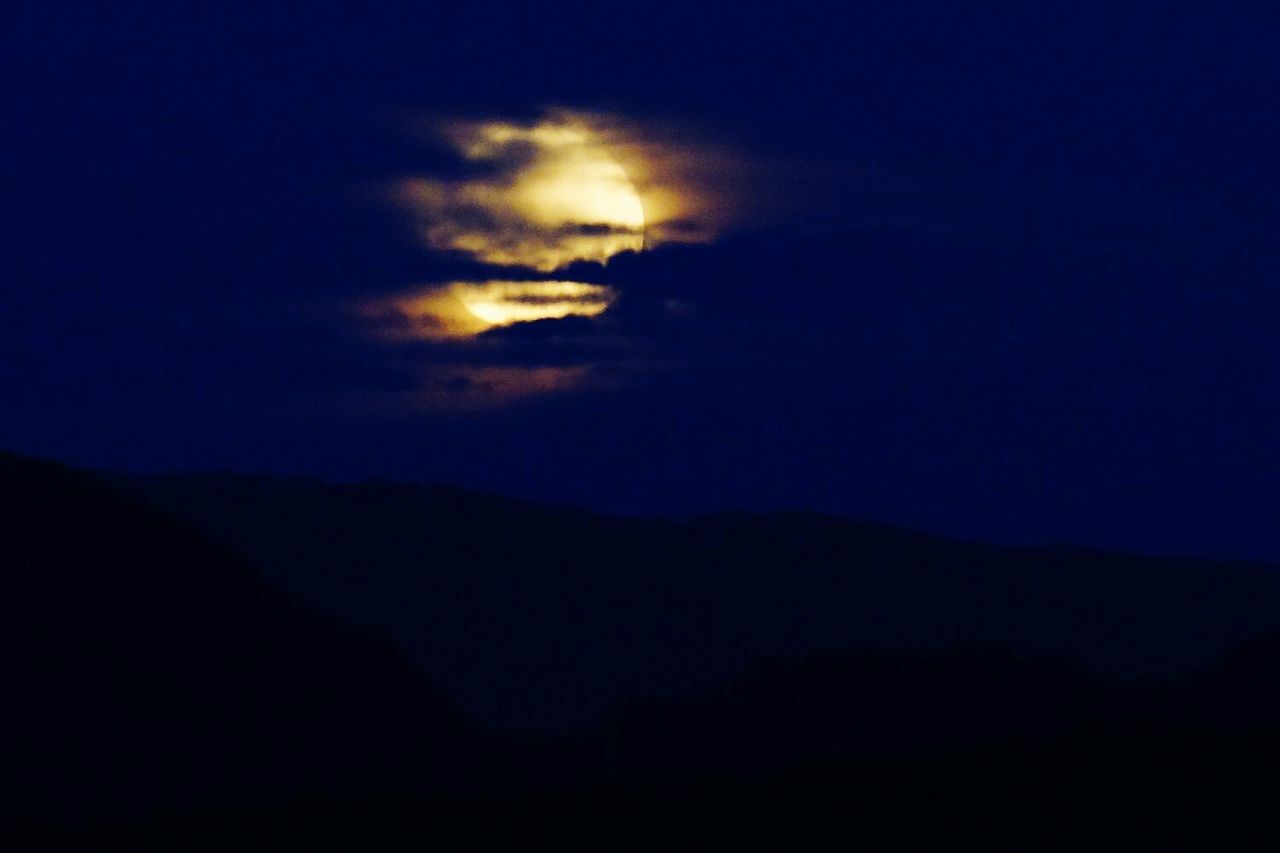 scenics, silhouette, tranquil scene, tranquility, beauty in nature, sky, mountain, sunset, nature, idyllic, dark, mountain range, dusk, landscape, copy space, blue, cloud - sky, majestic, outdoors, cloud