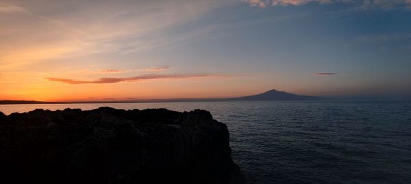 Tramonto brucoli  , con l'etna sullo sfondo