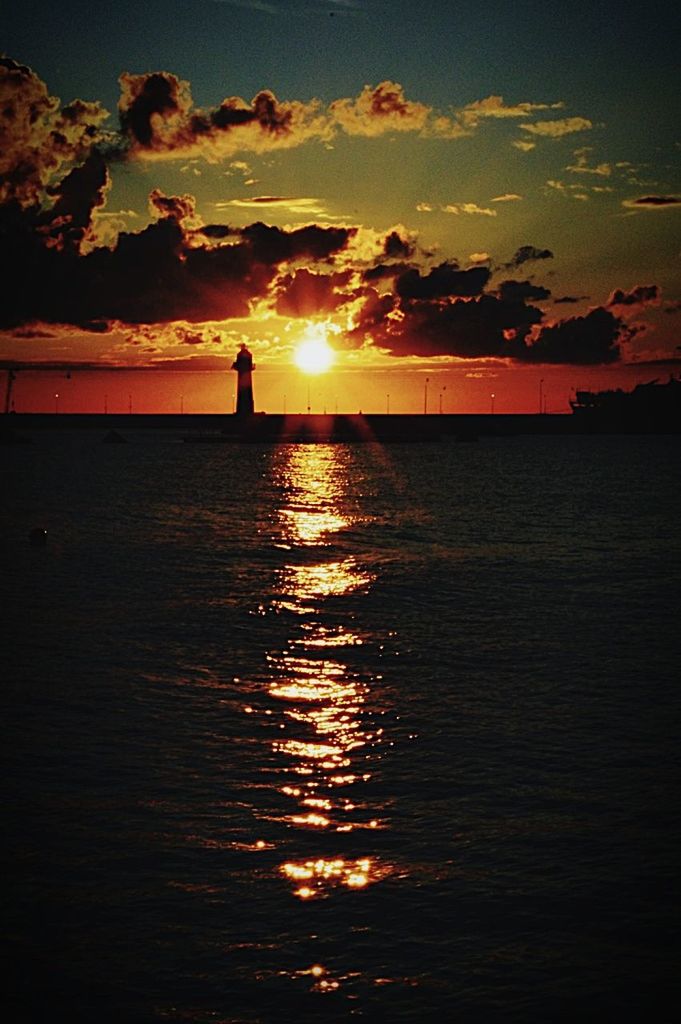 sunset, silhouette, sea, beauty in nature, scenics, nature, orange color, water, sky, sun, tranquility, tranquil scene, outdoors, idyllic, cloud - sky, horizon over water, waterfront, sunlight, real people, vacations, beach, one person, people