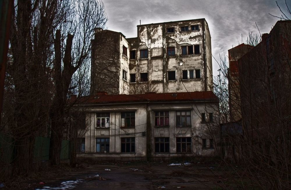 built structure, building exterior, architecture, residential building, window, residential structure, old, house, city, damaged, sky, bad condition, weathered, obsolete, outdoors, deterioration, day, residential district, cloud - sky, no people, facade, apartment, messy