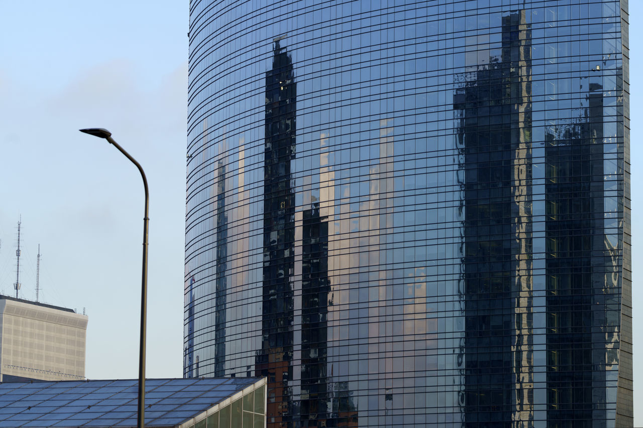 LOW ANGLE VIEW OF STREET LIGHT AGAINST BUILDINGS IN CITY