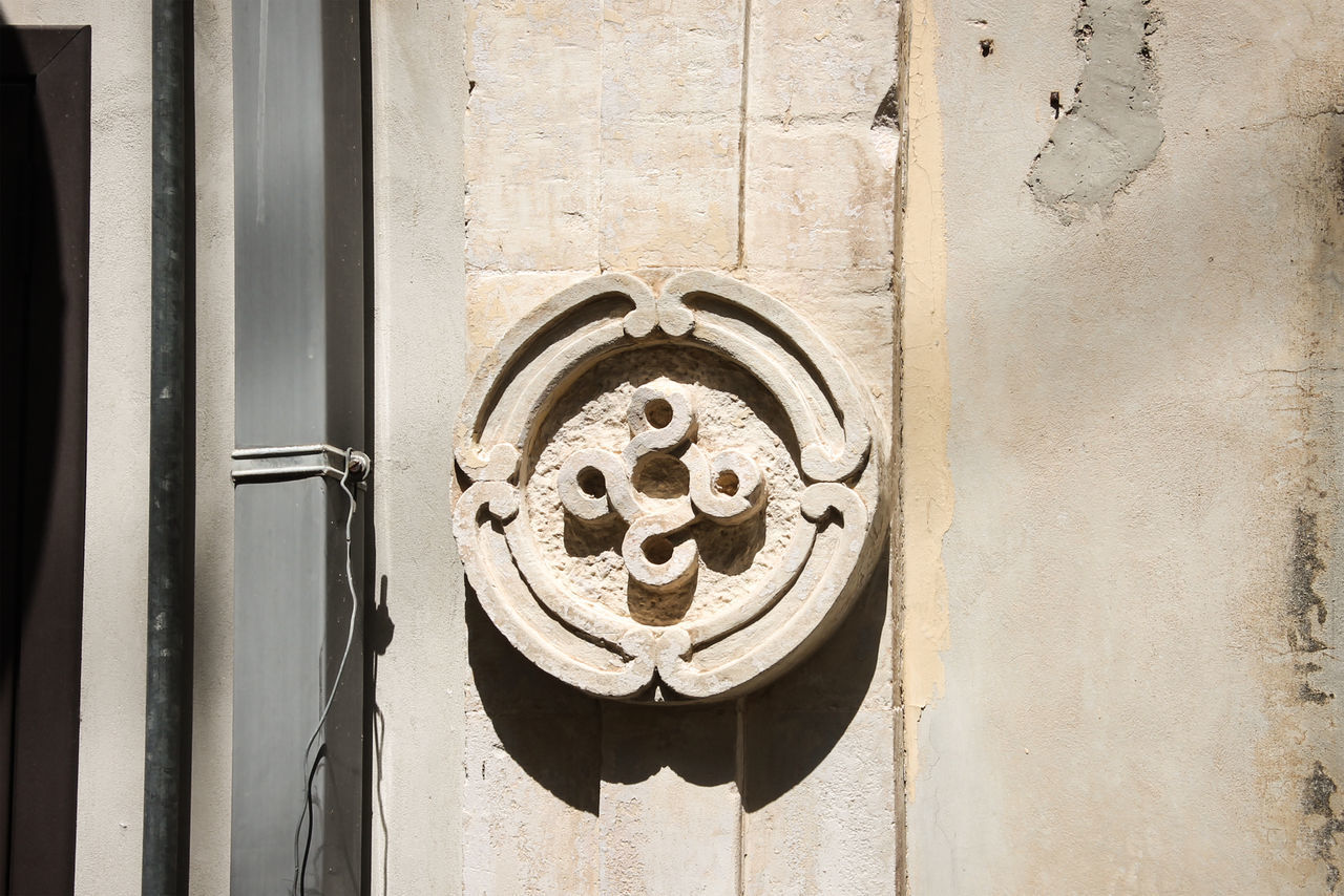 LOW ANGLE VIEW OF CARVING ON WALL IN BUILDING