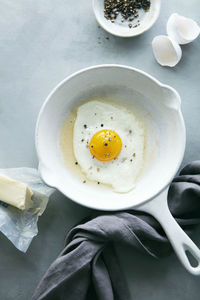 Fried sunny side up egg in frying pan