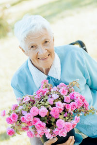 Portrait of senior couple holding bouquet