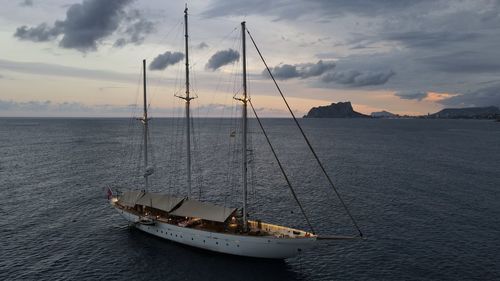 Schooner xarifa foregrounds the penõn of calpe