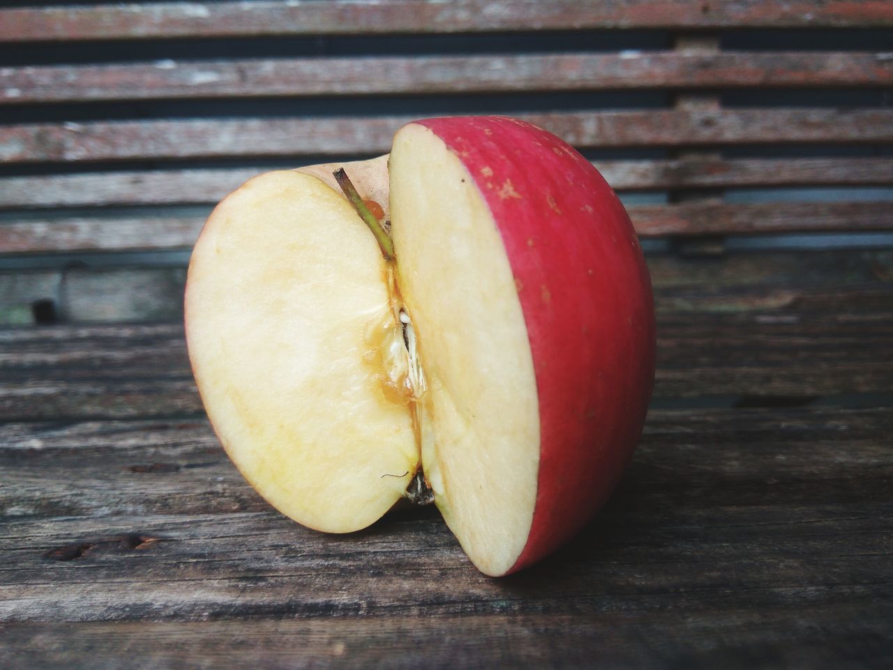 CLOSE-UP OF APPLE ON PLATE