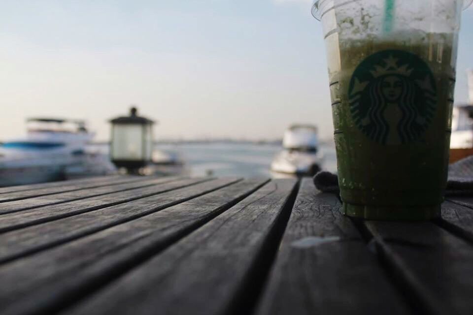 SURFACE LEVEL OF WATER AT SHORE AGAINST BLURRED BACKGROUND