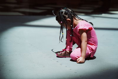 Full length of woman sitting on floor