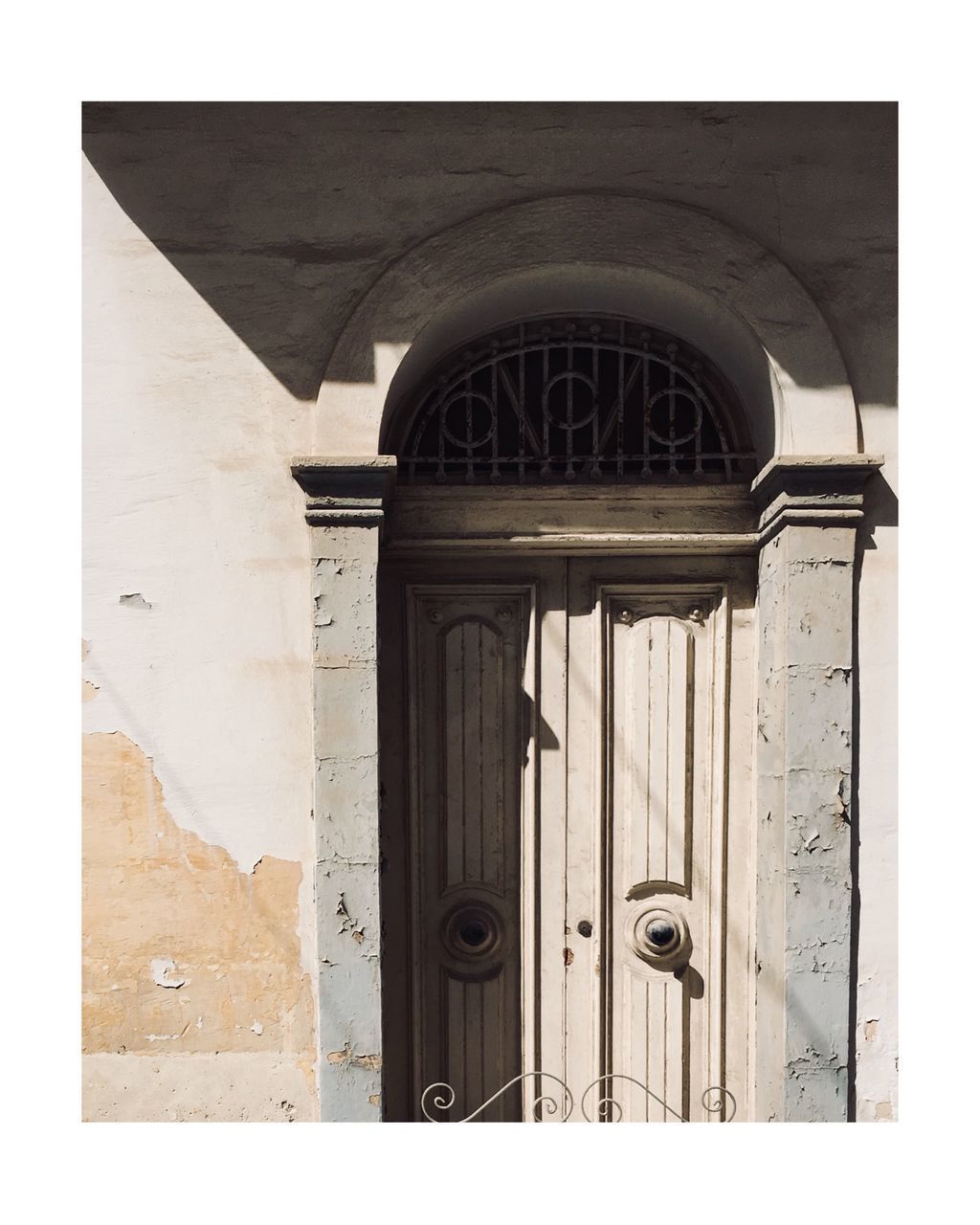 CLOSE-UP OF DOOR OF BUILDING