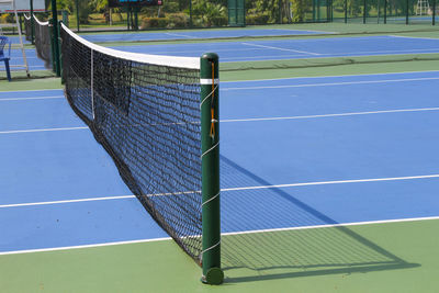 Tennis court outdoors with net in daylights