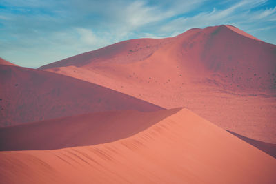 Atmospheric view on sand dunes in the desert of namibia, sossusvlei. beauty in nature.