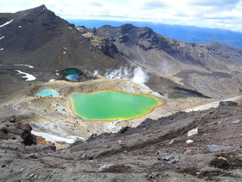 Emerald lake on tongariro crossing