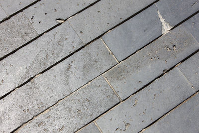 Paving blocks made of asymmetrical stone