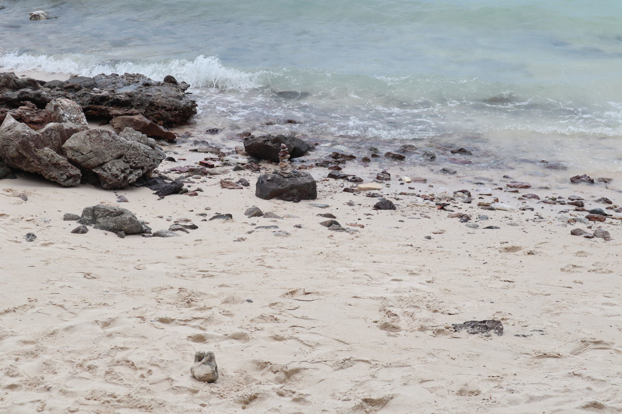 HIGH ANGLE VIEW OF ROCKS ON SHORE AT SEA