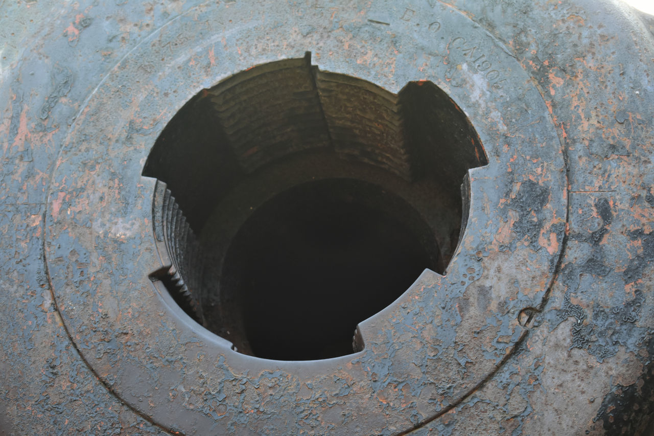 LOW ANGLE VIEW OF OLD RUSTY PIPE