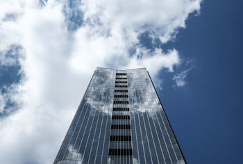 LOW ANGLE VIEW OF SKYSCRAPERS AGAINST SKY