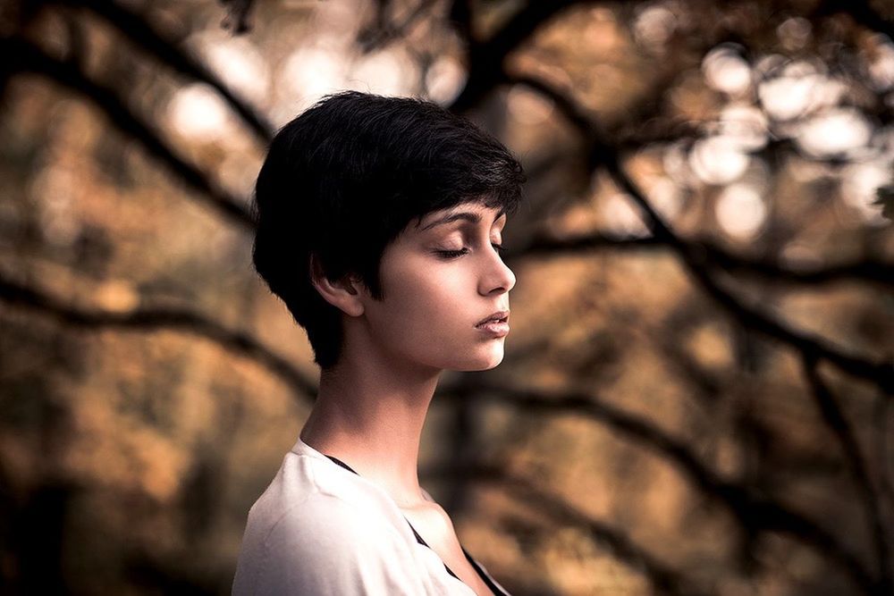 YOUNG WOMAN LOOKING AWAY