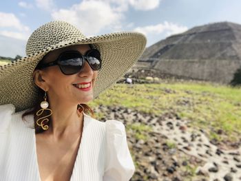 Portrait of smiling young woman wearing sunglasses