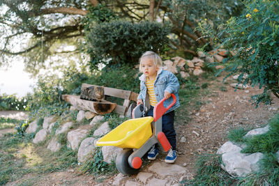 Portrait of young woman sitting on grass