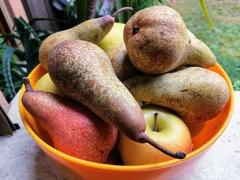 Close-up of apples in bowl