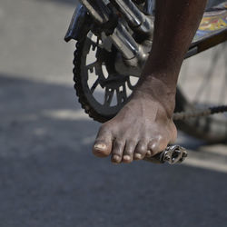 Low section of man wearing sunglasses