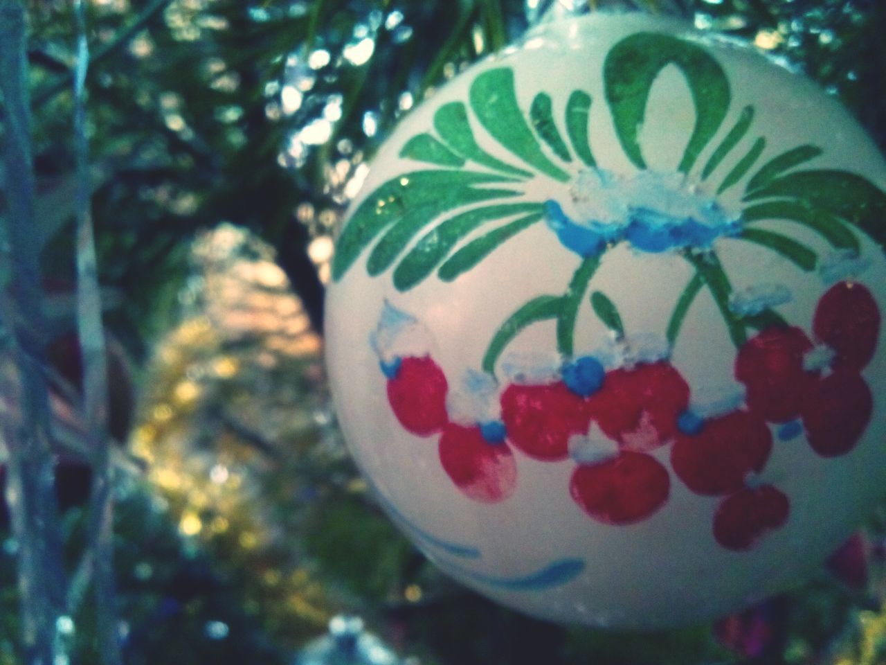 close-up, fruit, focus on foreground, freshness, food and drink, tree, growth, christmas, selective focus, no people, decoration, hanging, nature, celebration, leaf, day, christmas decoration, christmas ornament, red, indoors