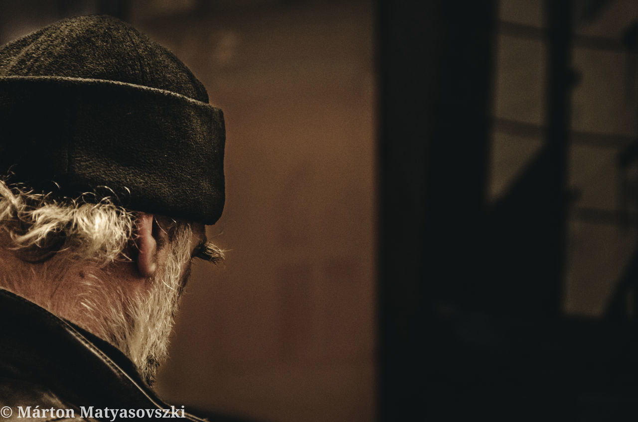 CLOSE-UP PORTRAIT OF MAN WEARING HAT AGAINST BLURRED BACKGROUND