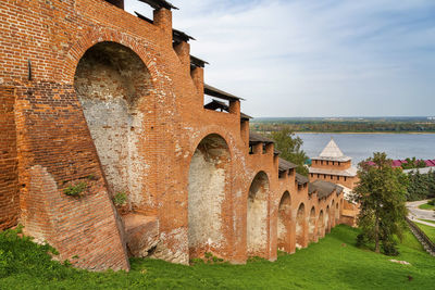 Wall and tower in nizhny novgorod kremlin, russia