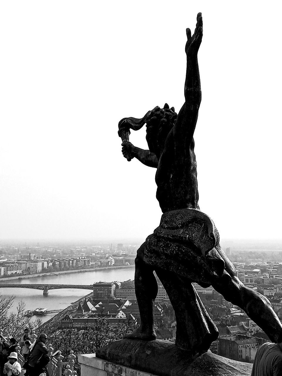 STATUE OF LIBERTY AGAINST BUILDINGS IN CITY