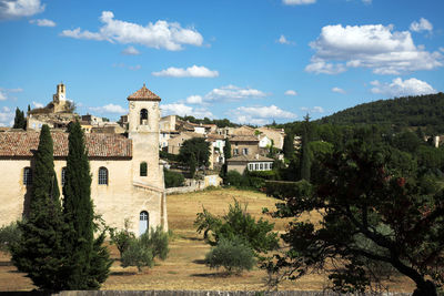 Perfect sunny day in the old village of lourmarin, provence, france