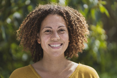 Portrait of a smiling young woman outdoors