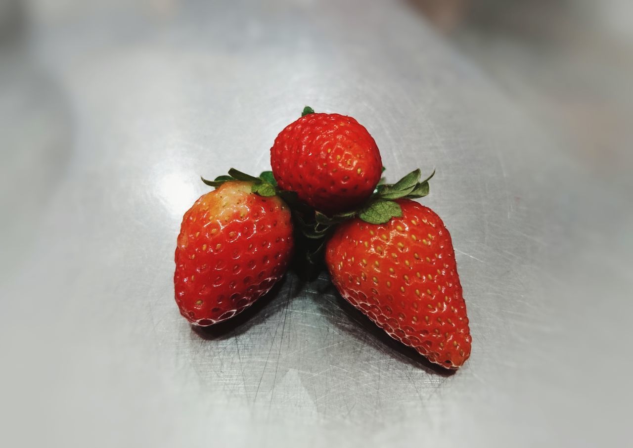 HIGH ANGLE VIEW OF STRAWBERRY ON TABLE