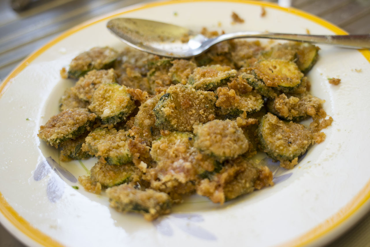 CLOSE-UP OF MEAT AND BREAD ON PLATE