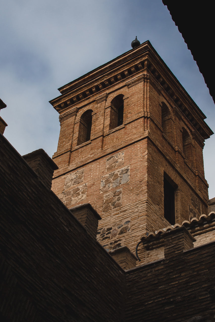 LOW ANGLE VIEW OF HISTORIC BUILDING AGAINST SKY