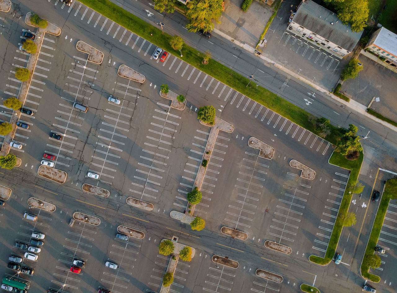 HIGH ANGLE VIEW OF TRAFFIC IN CITY STREET