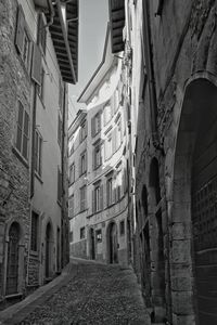 Narrow alley in alley