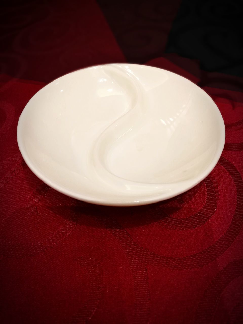 CLOSE-UP VIEW OF WHITE PLATE