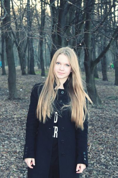 young adult, young women, long hair, lifestyles, person, portrait, leisure activity, looking at camera, front view, tree, casual clothing, standing, smiling, brown hair, three quarter length, waist up, happiness