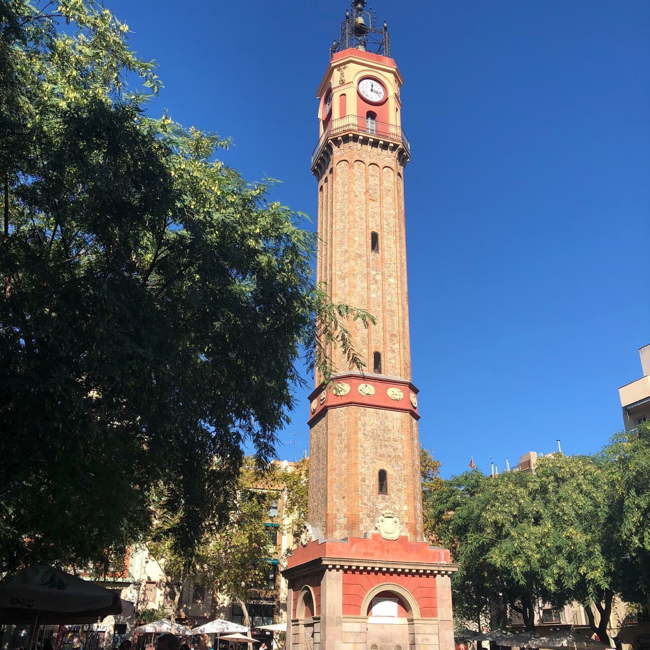 LOW ANGLE VIEW OF CLOCK TOWER AGAINST CLEAR SKY