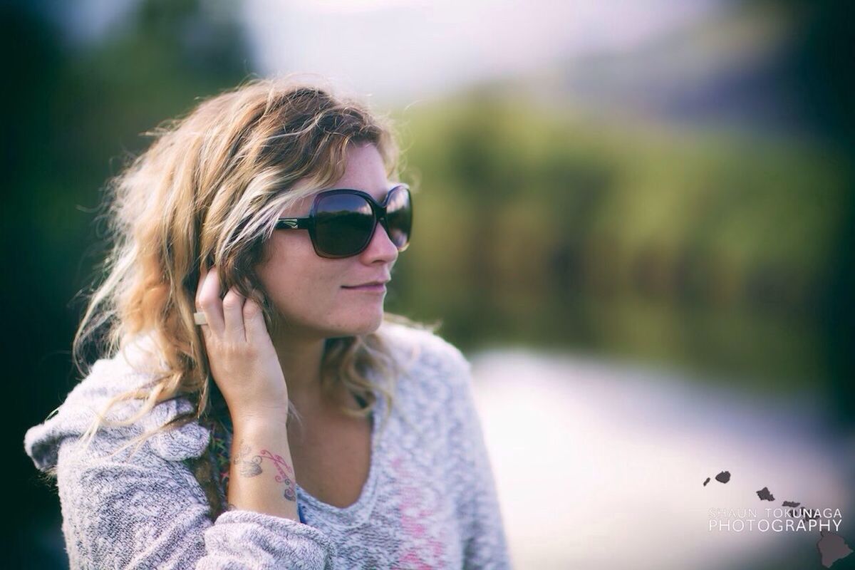 lifestyles, person, young adult, leisure activity, headshot, focus on foreground, young women, casual clothing, looking at camera, portrait, front view, smiling, head and shoulders, long hair, waist up, sunglasses, close-up