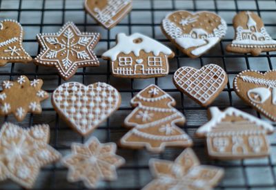 Close-up of cookies on cooling rack