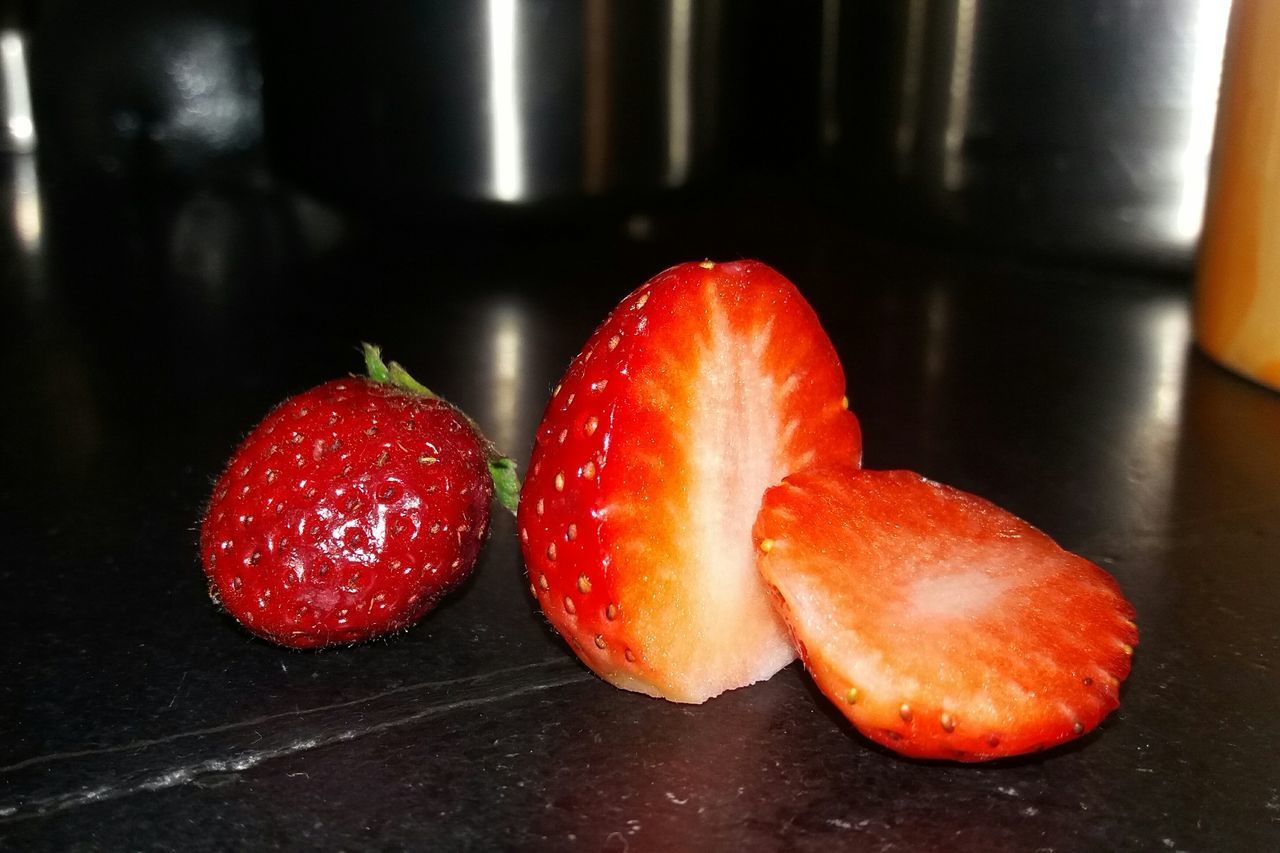 CLOSE-UP OF STRAWBERRIES IN PLATE