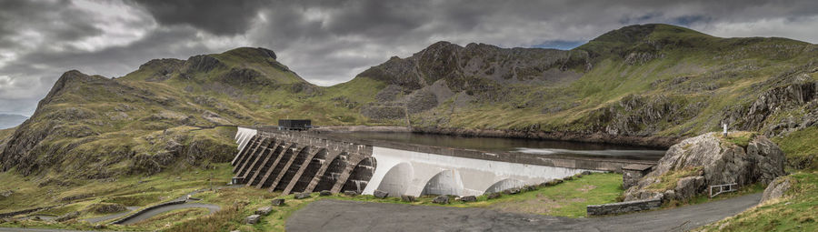 Stwlan dam and the moelwyn mountains near blaenau ffestiniog in snowdonia.