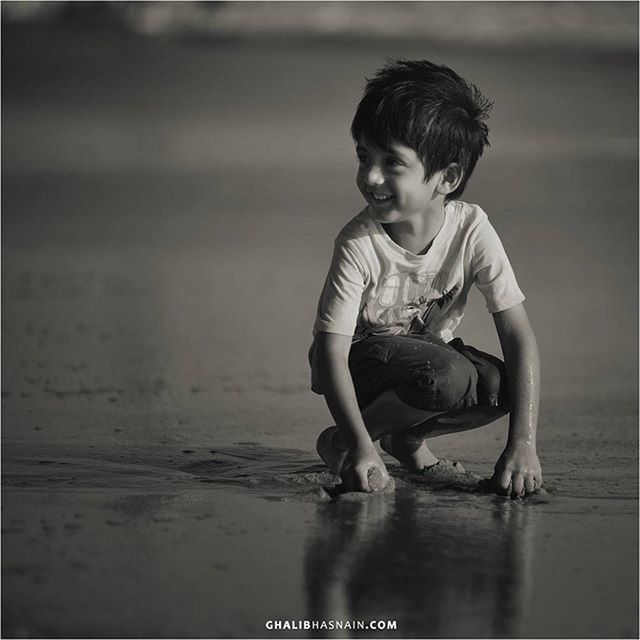 childhood, water, elementary age, person, beach, full length, lifestyles, leisure activity, boys, girls, innocence, cute, casual clothing, enjoyment, shore, sand, playing, happiness