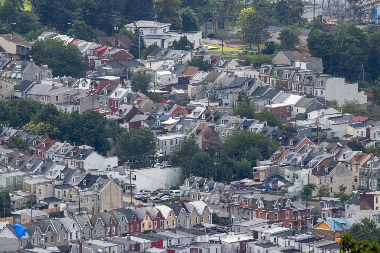 HIGH ANGLE VIEW OF TOWNSCAPE AGAINST BUILDINGS IN CITY