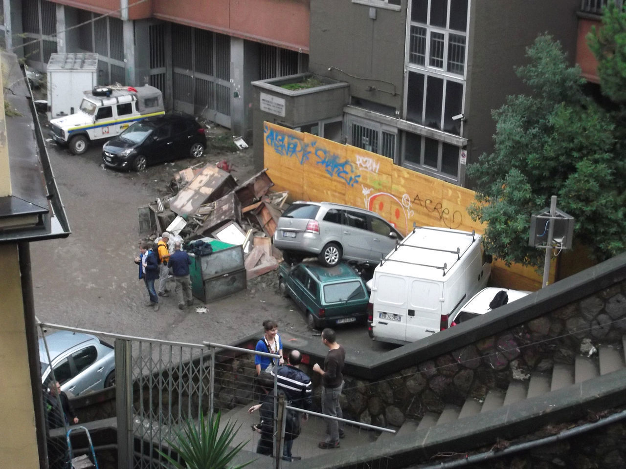 HIGH ANGLE VIEW OF CARS ON STREET BY BUILDINGS